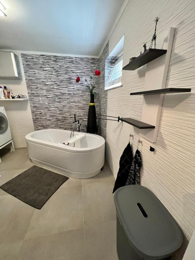 Dreamtime - One Badroom And 1 Livingroom Apartment *