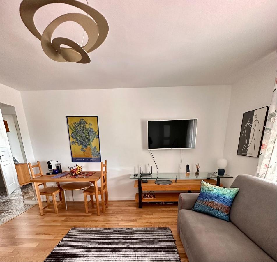 Dreamtime - One Badroom And 1 Livingroom Apartment *